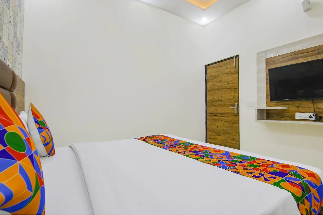 ***  Fabexpress Rd Hotel Zirakpur India